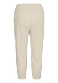 Pantaloni in lino beige con cintura elasticizzata, caviglie a sigaretta e tessuto testurizzato. Presentano un design semplice senza tasche né decorazioni.