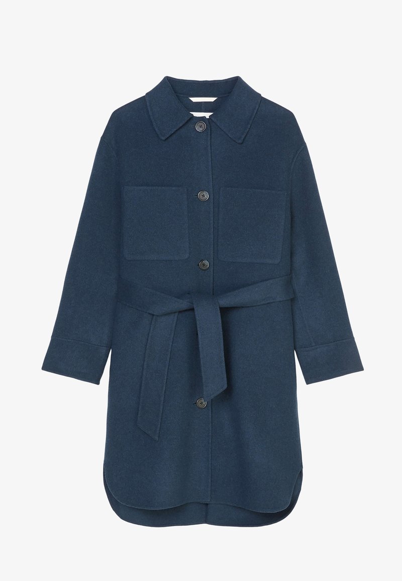 Manteau en mélange de laine bleu marine avec fermeture à boutons, deux poches poitrine, une ceinture nouée et un ourlet incurvé. Comprend un col classique à pointes et des manches longues.