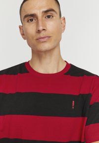 Solid SDVICENTE - T-shirts print - scarlet sage