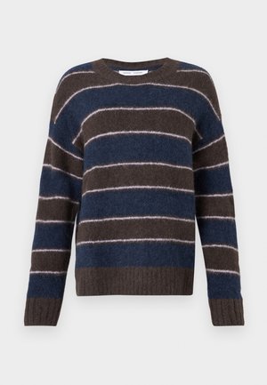 Pika-sleeve pehme soe sviiter, millel on horisontaalsed tumesinised ja pruunid triibud ning õhukesed heledat roosa värvi jooned valgel taustal.