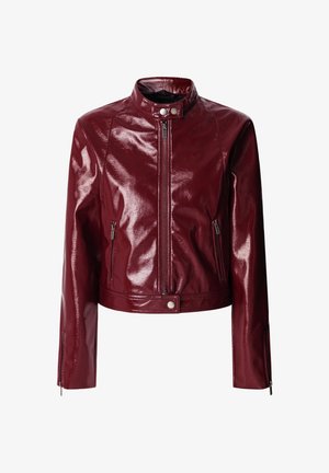 Burgunderfarbene Kunstlederjacke mit glänzender Oberfläche, Stehkragen, vorderem Reißverschluss und zwei seitlichen Reißverschlusstaschen. Akzentuiert mit Druckknopf-Blechen.