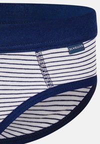 Gestreifte Unterwäsche in Marineblau und Weiß. Weicher Stoff mit einem breiten elastischen Bund und einem kleinen Markenetikett an der Seite.