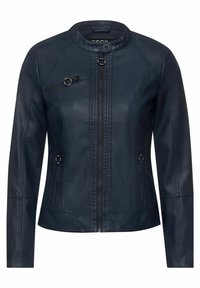 Granatowa skórzana kurtka z okrągłym kołnierzem, przednim zamkiem błyskawicznym i dwiema bocznymi kieszeniami. Posiada pionowe przeszycia oraz kieszeń na zamek błyskawiczny na piersi.