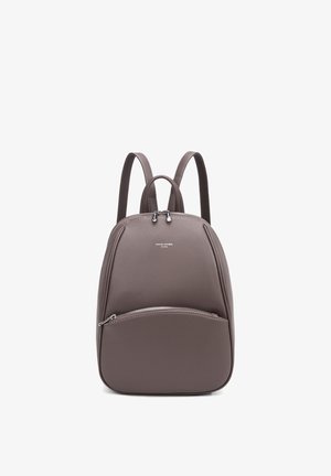 Zaino compatto in pelle color taupe con doppie cinghie per le spalle, tasca frontale con cerniera e chiusura superiore con zip.