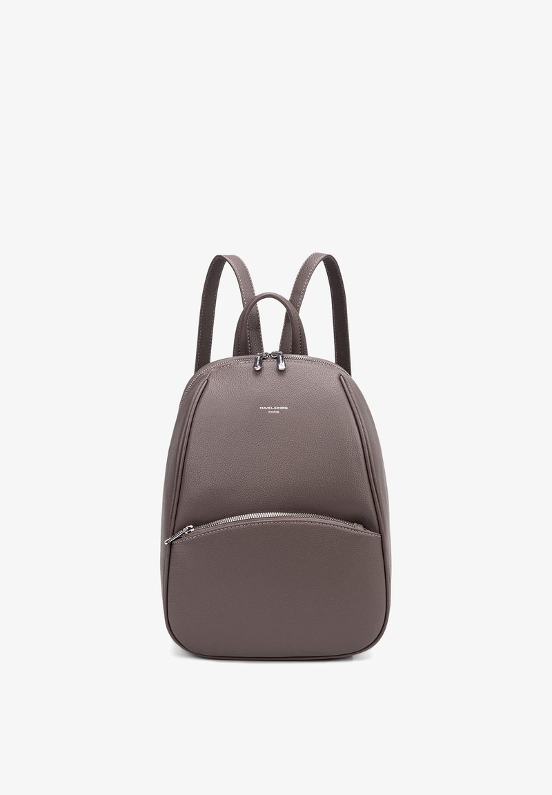 Zaino compatto in pelle color taupe con doppie cinghie per le spalle, tasca frontale con cerniera e chiusura superiore con zip.