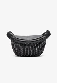 Borsa nera con una parte superiore in pelle liscia e una base testurizzata coperta di borchie argentate, dotata di chiusura con zip e doppi manici.