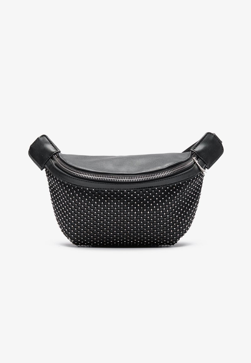 Borsa nera con una parte superiore in pelle liscia e una base testurizzata coperta di borchie argentate, dotata di chiusura con zip e doppi manici.