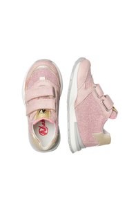 Růžové tenisky s třpytivou texturou, se zlatými akcenty, dvěma nastavitelnými suchými zipy a bílou gumovou podrážkou.