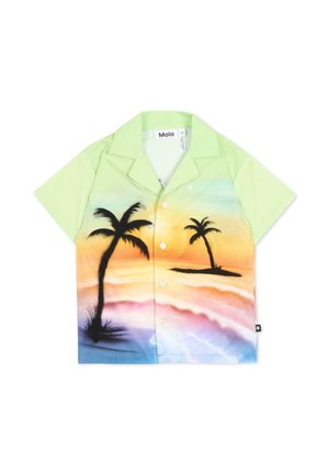 Camicia con bottoni a maniche corte con maniche verdi e una scena di spiaggia al tramonto con due palme nere sul davanti.