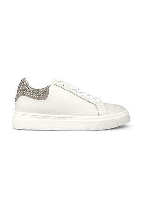 Witte leren sneaker met een gestructureerde grijze leren hiel, voorzien van studdetails. Vetersluiting en een platte rubberen zool.