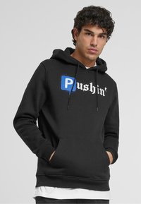 Felpa nera con cappuccio realizzata in tessuto misto cotone, caratterizzata da una tasca frontale a marsupio, cappuccio con lacci e grafica "Pushin'" in bianco e blu.