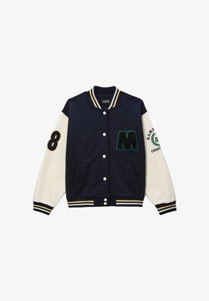 Veste universitaire bleu marine avec manches blanches, lettre "M" brodée en vert, et le chiffre "8". Comprend des poignets côtelés rayés et une fermeture à boutons.