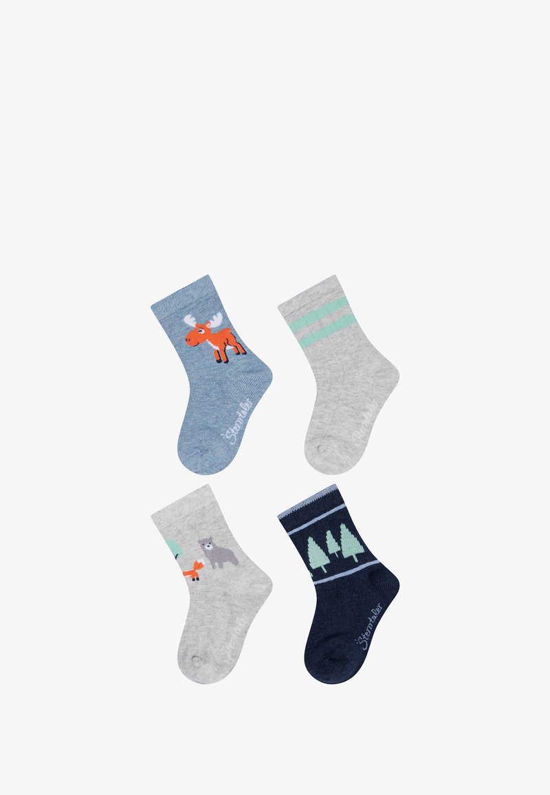 Vier Paar Socken: blau mit einem Elch-Graphic, hellgrau mit Tiermotiven, grau mit grünen Streifen und dunkelblau mit Bäumen.