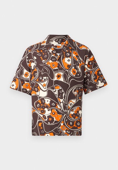 Camisa de manga corta con botones, con un patrón abstracto de flores y remolinos en naranja, crema y marrón oscuro sobre un fondo oscuro.