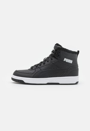 Zwarte hoge sneakers met een leren bovenwerk, een fuzzy kraag, een witte zool, geperforeerde details en een opvallend Puma-logo aan de zijkant.