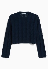 Granatowy krótki sweter z wzorem warkocza. Posiada długie rękawy i okrągły dekolt. Wykonany z teksturowanego materiału dzianinowego.