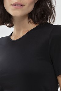 T-shirt nera con scollo rotondo e maniche corte, realizzata in un tessuto liscio con una leggera lucentezza e senza motivi o dettagli visibili.