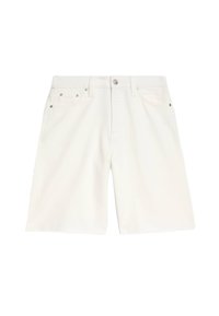 Shorts in denim bianco con taglio dritto, design a cinque tasche, rivetti metallici e chiusura con bottone singolo in vita. Texture liscia.