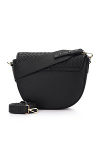 Černá crossbody taška vyrobená z texturované kůže. Obsahuje tkané detaily, zakřivený tvar a odnímatelný popruh se zlatými kovovými doplňky.