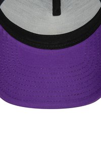 Violeta snapback cepure ar plakanu mali, ar melnu joslu un pelēku apakšu, izgatavota no teksturēta auduma, redzamas izšuvuma detaļas.