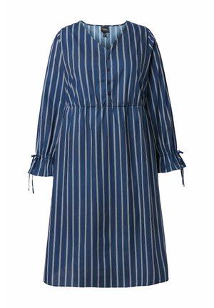 Granatowa sukienka midi w białe pionowe paski, z długimi rękawami z wiązaniami, dekoltem w serek i zapinana na guziki z przodu.