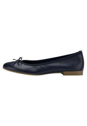 Marineblaue Leder-Ballettschuhe mit abgerundeter Spitze, zartem Schleifenakzent und niedrigem braunem Absatz. Glatte Textur und minimalistisches Design.