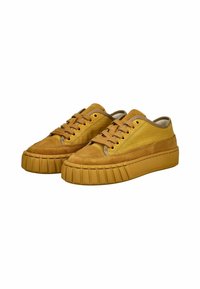 Baskets en nubuck jaune et toile avec une semelle en caoutchouc épaisse et crantée, dotées de lacets ronds et d'œillets en métal.