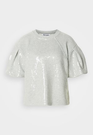 Sweatshirt cinzento cropped com mangas curtas e bufantes, adornado com lantejoulas na frente. Apresenta um decote redondo e uma textura suave.