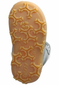 Suela de zapato gris con un patrón de agarre hexagonal; material de goma de color claro; presenta un pequeño logo con una cara sonriente; número de modelo 20.