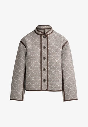 Veste boutonnée marron et beige à motif, col mandarin et bordure marron foncé le long des bords et des coutures.