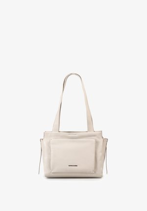 Borsa tote in pelle beige con manici lunghi, tasca esterna frontale e logo del marchio argentato sulla tasca.