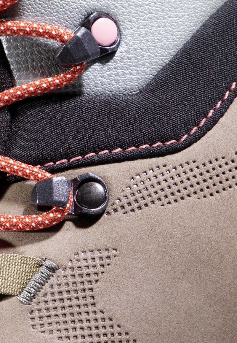 Buty do wędrówek z szarego materiału syntetycznego, teksturowanej, tanowej zamszowej skóry, różowymi akcentami, pomarańczowymi sznurowadłami oraz czarnym materiałem z perforowanym wzorem.