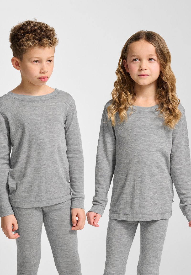 Grau langärmlige Oberteile und passende Leggings, gefertigt aus weichem Material. Die Oberteile haben einen runden Ausschnitt und die Leggings haben eine enganliegende Passform.
