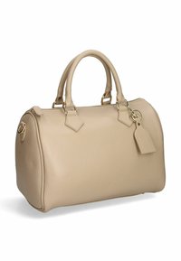 Beige läderhandväska med rundad form, dubbla handtag upptill, dragkedjestängning och detalj i guldfärgad hårdvara. Texturerad yta och bagagetagsdetalj.