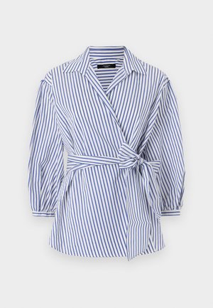 Camicia a righe con colletto a rever, righe verticali blu e bianche, design avvolgente con cintura annodata e maniche lunghe a sbuffo.