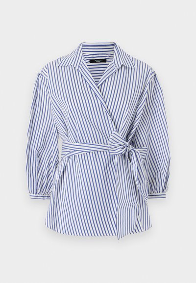 Camicia a righe con colletto a rever, righe verticali blu e bianche, design avvolgente con cintura annodata e maniche lunghe a sbuffo.