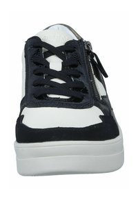 Baskets noir et blanc avec un design texturé, des lacets à l'avant et une fermeture éclair sur le côté. Tige synthétique lisse et semelle en caoutchouc.