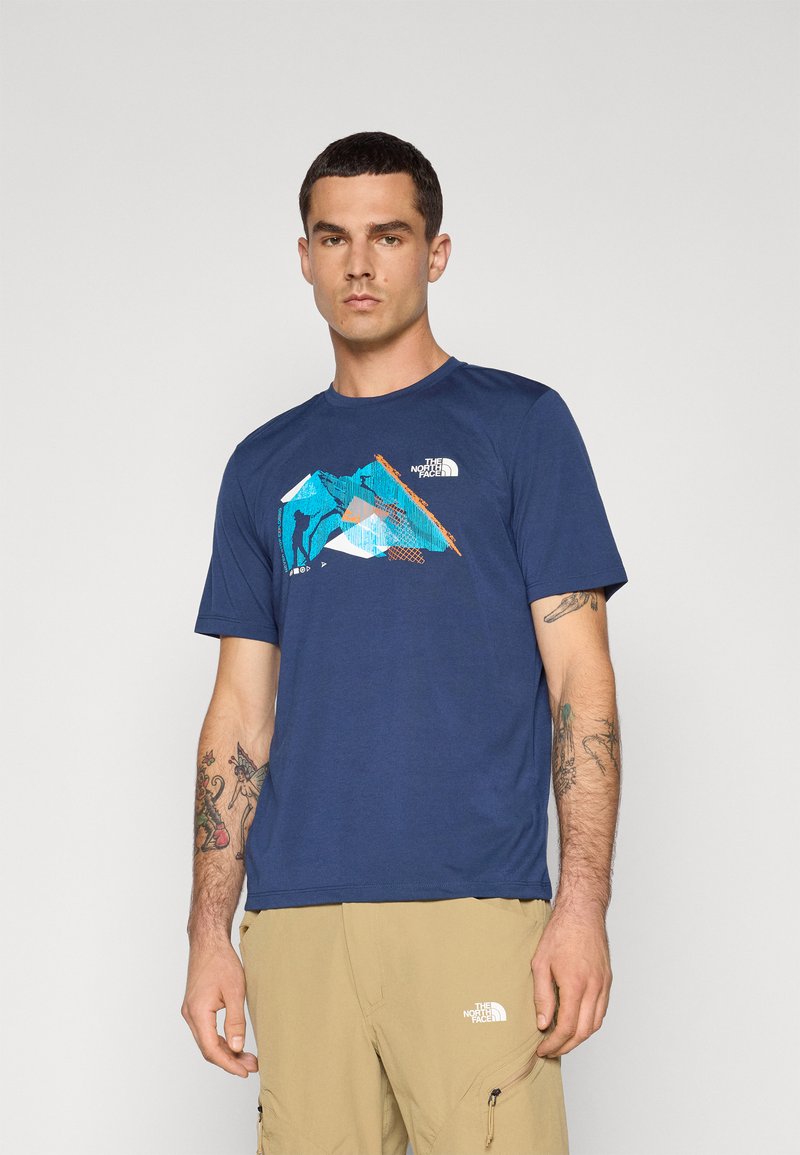 Donkerblauwe T-shirt met korte mouwen van stof, versierd met een kleurrieke bergafbeelding en een logo op de borst. Soepele textuur, casual pasvorm.