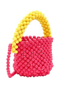 Torebka z koralików w odcieniach różu i żółci. Okrągłe koraliki tworzą strukturalny wzór, z żółtą rączką i różowym korpusem. Kompaktowa i fakturowana.