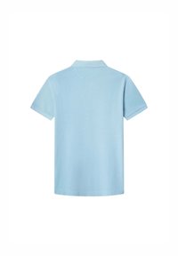 Polo shirt azzurro chiaro a maniche corte con colletto classico. Realizzato in tessuto morbido e traspirante, con una texture liscia e senza motivi visibili.