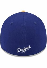 Blaues Baseballcap mit abgerundeter Form, aus Stoff gefertigt, mit weißem gesticktem "Dodgers"-Logo auf der Rückseite. Goldene Akzent auf der Oberseite.