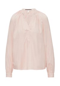 Lichtroze blouse met lange mouwen, geplooide halslijn en een relaxed fit. De stof lijkt glad met een subtiele textuur. V-hals ontwerp.