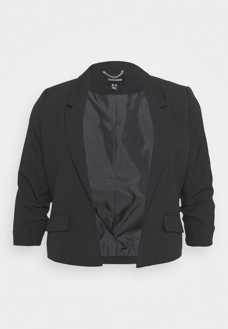 Blazer noir cintré avec manches trois-quarts, revers crantés et deux poches avant. Doublure intérieure lisse, coupe structurée.