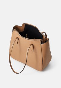 Torebka tote w kolorze brązowym ze skórą o fakturowanej powierzchni, z dwiema rączkami i czarnym wnętrzem z tkaniny, wyposażonym w kieszeń na zamek. Zamek błyskawiczny zamykający górę.