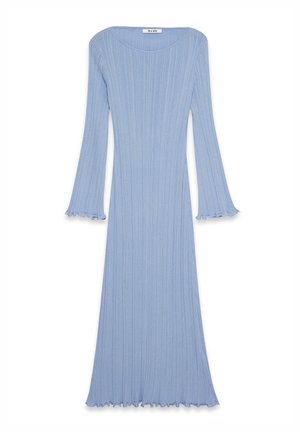 Długa, jasnoniebieska sukienka w prążki z okrągłym dekoltem, rozkloszowanymi długimi rękawami i falbanami na mankietach, wykonana z miękkiego, fakturowanego materiału.