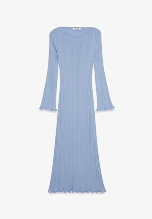 Pitkä, vaaleansininen ribattu mekko, jossa on pyöreä pääntie, liehuvat pitkät hihat ja röyhelöillä varustetut hihansuut, valmistettu pehmeästä, teksturoidusta kankaasta.