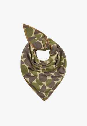 Groene en bruine cirkelvormige patroon driehoekige sjaal met oranje gestikte randen, gevouwen in een lus op een witte achtergrond.