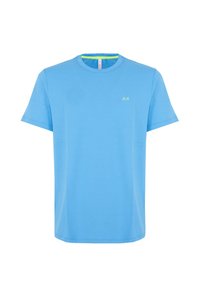 T-shirt in cotone azzurro chiaro con collo rotondo, maniche corte e un piccolo logo verde sul petto. Tessuto morbido, vestibilità casual.
