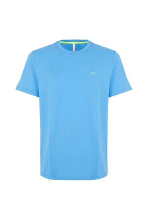 T-shirt in cotone azzurro chiaro con collo rotondo, maniche corte e un piccolo logo verde sul petto. Tessuto morbido, vestibilità casual.