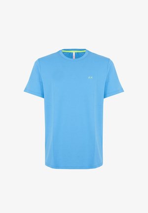 T-shirt in cotone azzurro chiaro con collo rotondo, maniche corte e un piccolo logo verde sul petto. Tessuto morbido, vestibilità casual.